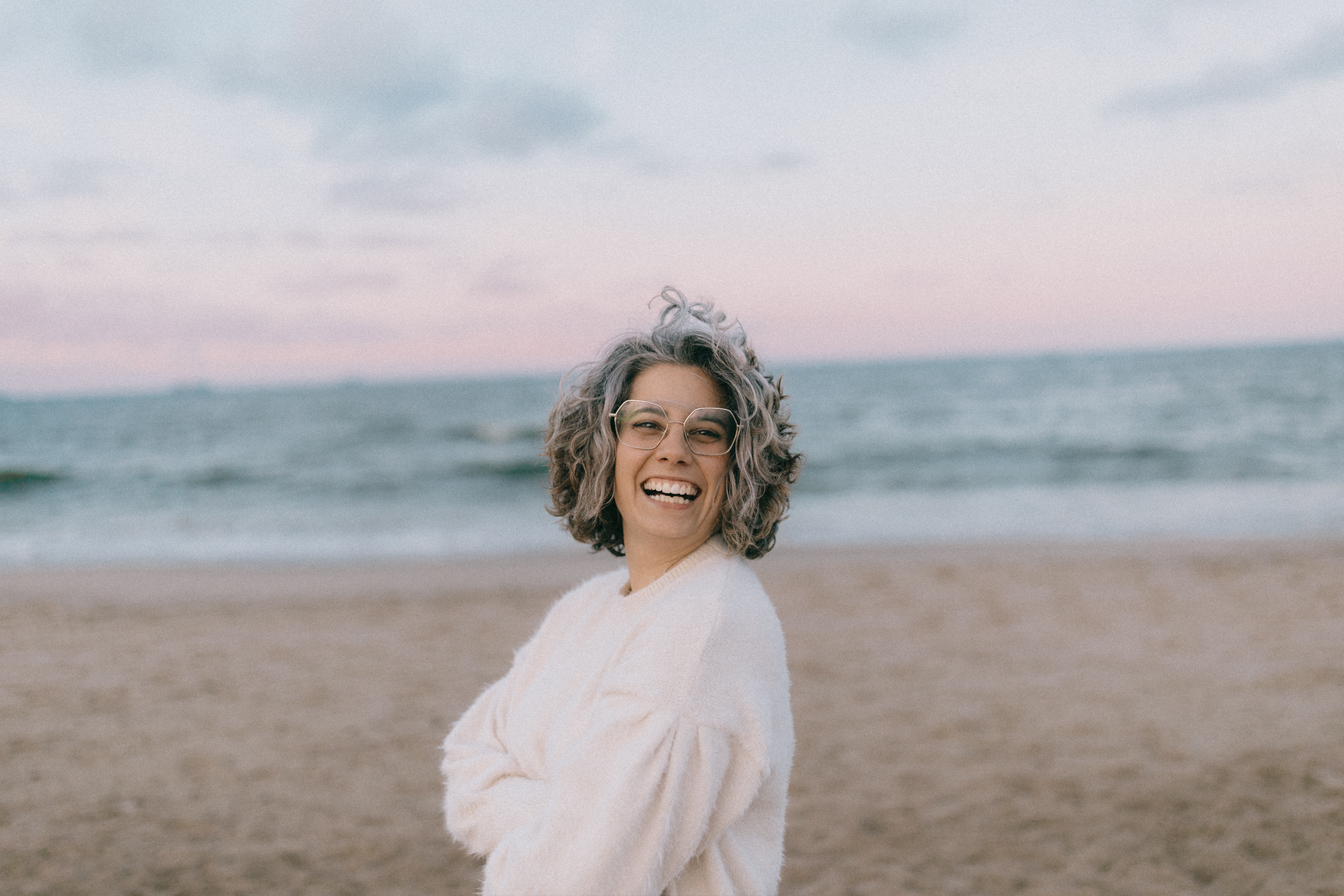 Sara Cortés Amador en la playa